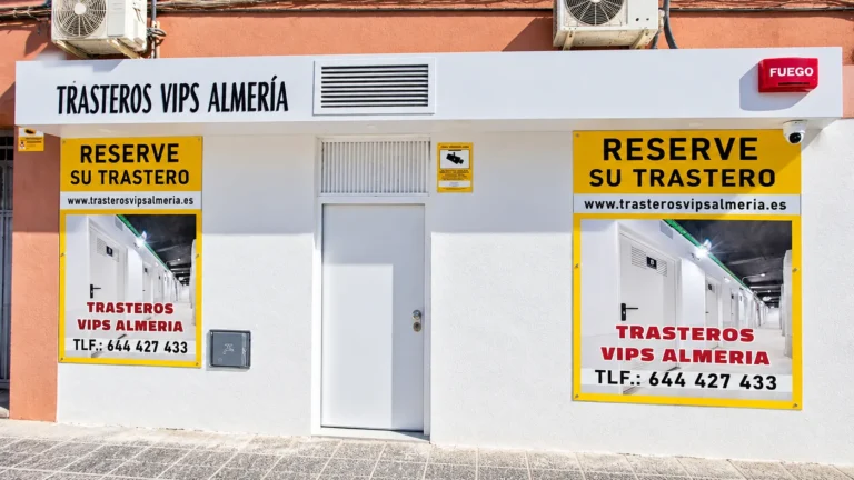 Fachada del centro Trasteros VIPS Santa Isabel en Almería