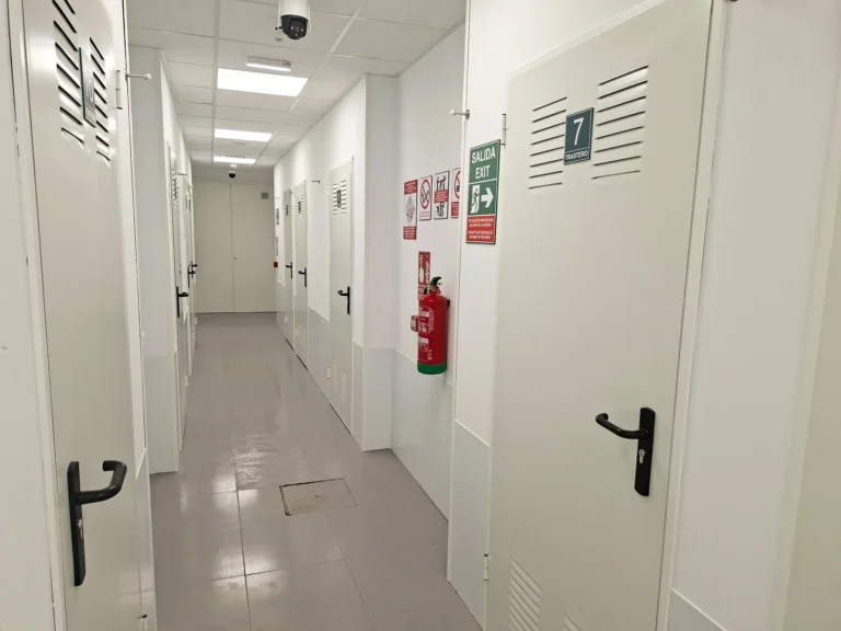 Pasillo de trasteros del centro Santa Isabel en Almería