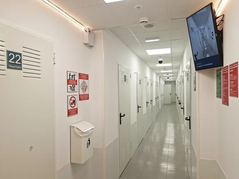 Pasillo con videovigilancia del centro de trasteros Santa Isabel