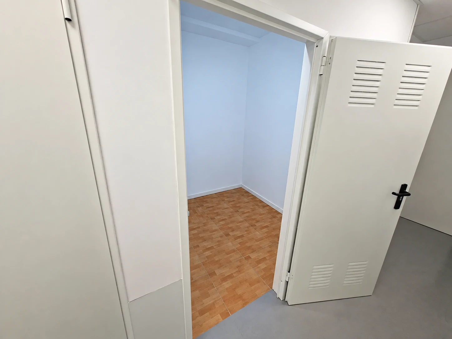 Interior de un trastero vacío del centro Santa Isabel
